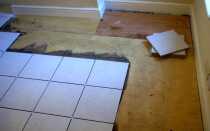 Как положить плитку на деревянный пол в ванной комнате надолго