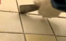 Как лучше всего снять плитку со стены