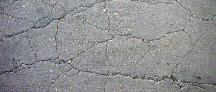 8. staryj betonnyj pol