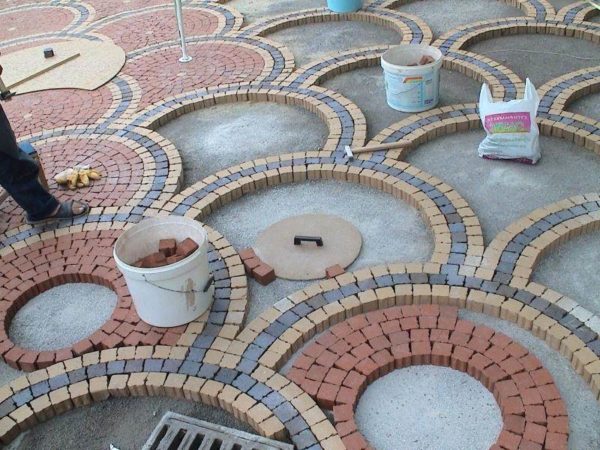 Мощение участка сложной формы тротуарной плиткой