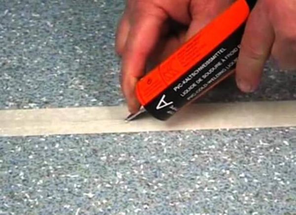 Внесение реагента в шов линолеума