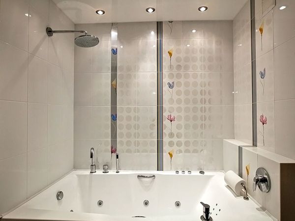 Белая плитка с блестящими элементами