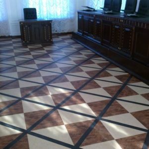 Кварц-виниловая плитка в зале суда