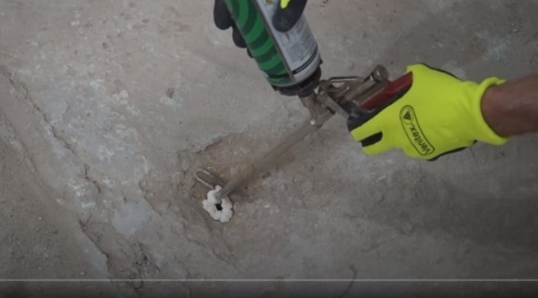 Запенивание отверстий в плитах