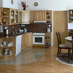 Полированный гранит и классический паркет